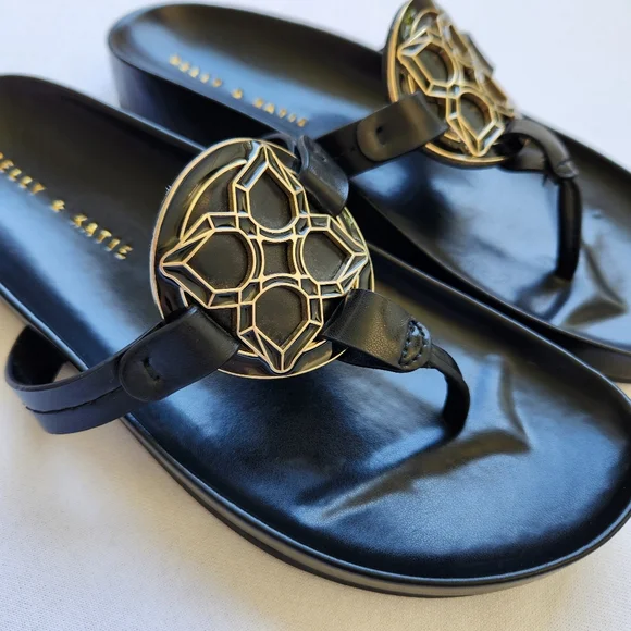 Kelly & Katie Sandals Sarine Black Gold Medallion Summer Beach 6 1/2 Medium - Picture 3 of 9